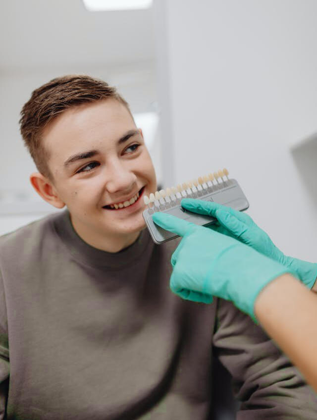 Pasien senang melakukan perawatan gigi yang bikin makin pede di Klinik Jofa Dental